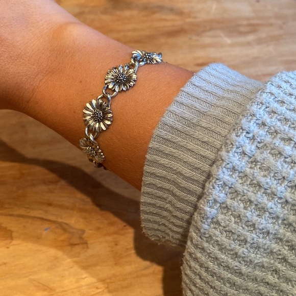 “Daisy Chain” Tennis Bracelet - Picture 2 of 5